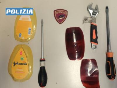 Lucca, la Polizia di Stato denuncia due donne per porto di oggetti atti allo scasso, scatta il Foglio di Via.
