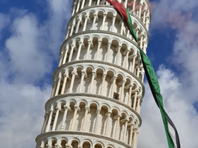 La bandiera palestinese sulla Torre dei Pisa
