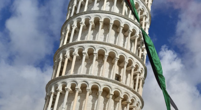 La bandiera palestinese sulla Torre dei Pisa