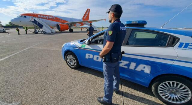 Pisa: ricercato per violenza sessuale, arrestato in aeroporto