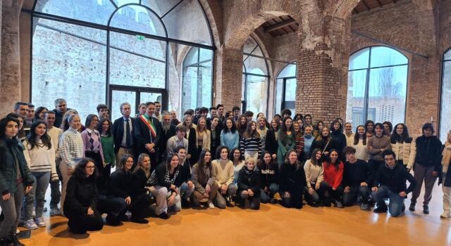 Pisa, il sindaco festeggia i diplomati con 100