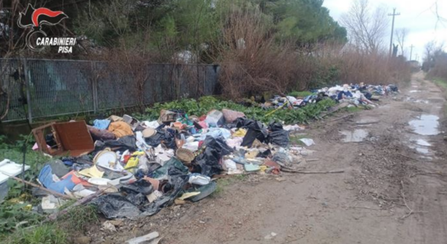 Una discarica di rifiuti lungo il fiume