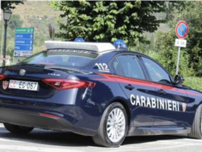 Ferma i ladri fuori dal supermercato e viene picchiato selvaggiamente da tre persone