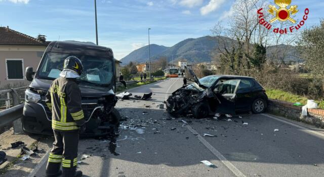 Frontale tra auto, due feriti