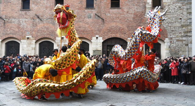 Il Dragone sfila per le strade, ecco il Capodanno cinese