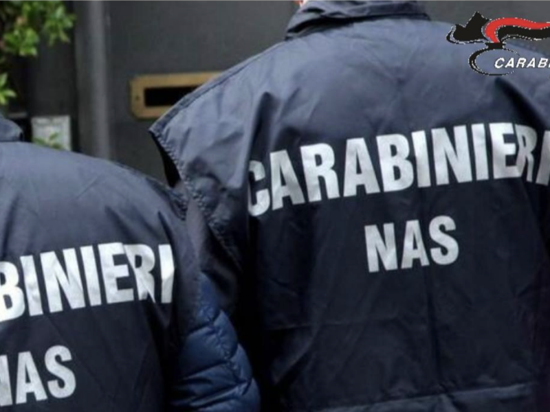 Insulta e minaccia sanitari dell’ospedale, intervengono i carabinieri