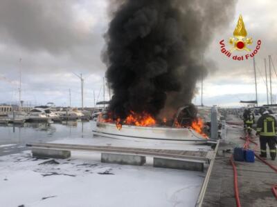 In fiamme tre imbarcazioni nel porto turistico