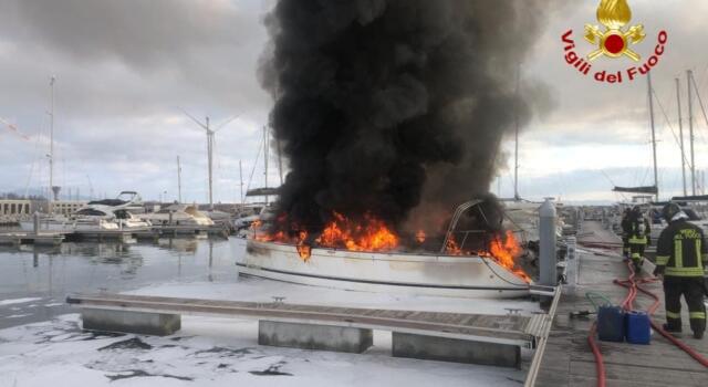 In fiamme tre imbarcazioni nel porto turistico