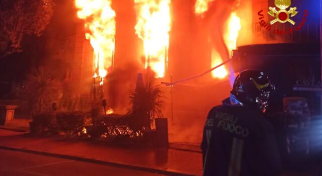 Incendio nella notte, vigili del fuoco al lavoro per domare le fiamme