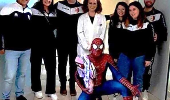 A pediatria l&#8217;uovo di Pasqua lo porta Spiderman