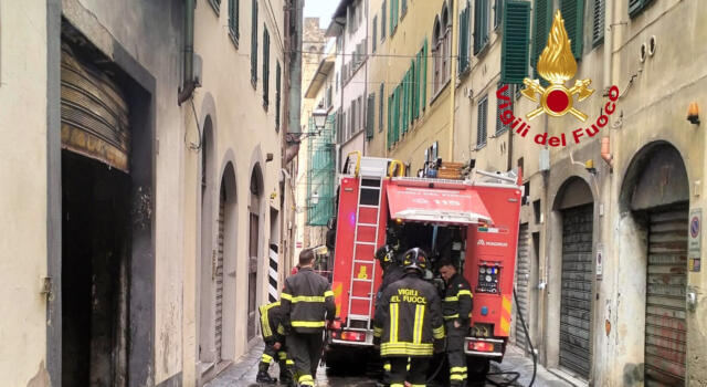 Garage in fiamme, intervento dei vigili del fuoco a Firenze