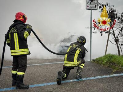 In fiamme un’auto al parcheggio nei pressi dell’ospedale