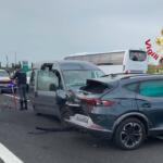 Scontro tra 3 auto e un tir sull’autostrada: 4 feriti