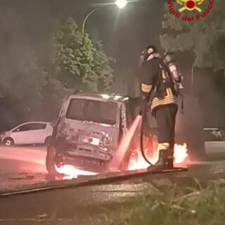Auto in fiamme, preoccupazione tra i residenti