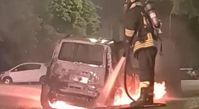 Auto in fiamme, preoccupazione tra i residenti