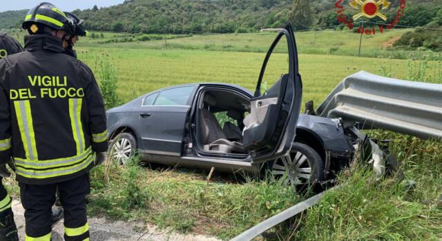 Incidenti stradali: con l&#8217;auto contro il guardrail, muore 46enne