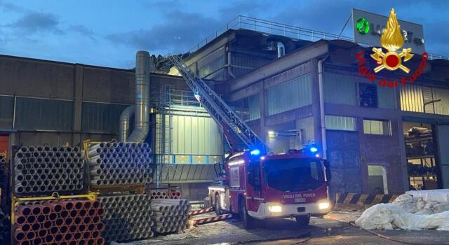 Incendio in cartiera, vigili del fuoco ancora al lavoro