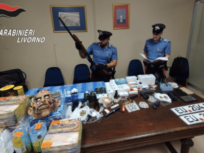 Armi, soldi falsi e droga in casa, arrestato 62enne