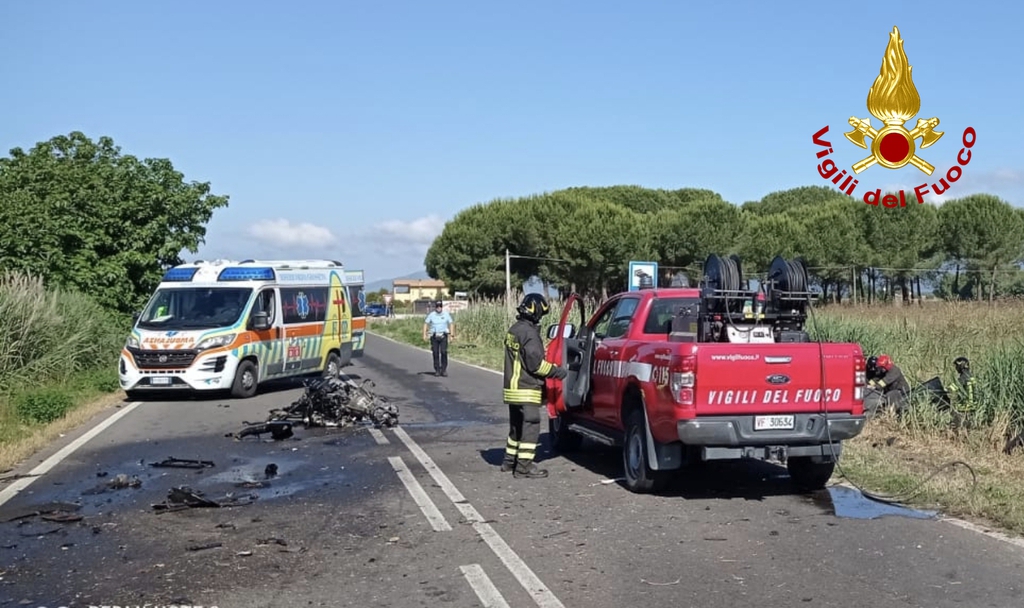 Frontale tra due auto, 2 morti e 4 feriti