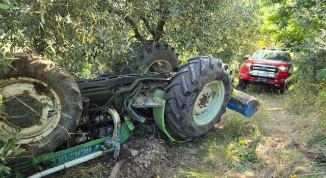 Schiacciato dal trattore ribaltato, morto 80enne