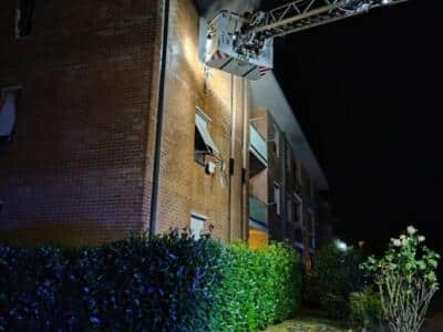 Incendio in condominio, 5 appartamenti evacuati, una persona in ospedale