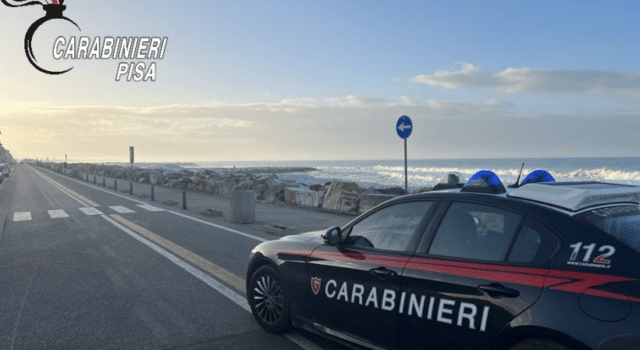 Nudo in spiaggia davanti ai bambini, denunciato 