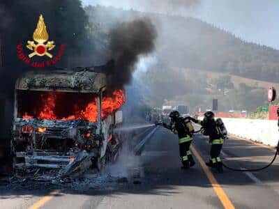 Tir in fiamme sull’autostrada, traffico in tilt