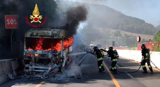 Tir in fiamme sull&#8217;autostrada, traffico in tilt