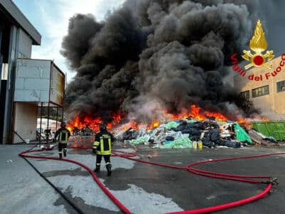 Vasto incendio di vetroresina fuori da azienda, vigili del fuoco in azione