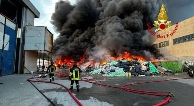 Vasto incendio di vetroresina fuori da azienda, vigili del fuoco in azione