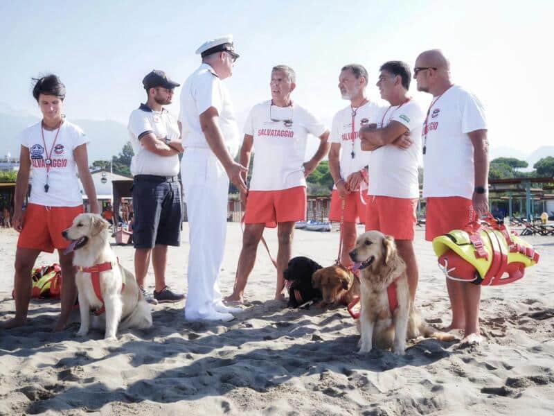 I cani bagnino della SICS con i bambini del FORTE CAMPUS