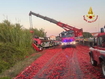 Incidente sull’Aurelia, carico di pomodori sulla carreggiata