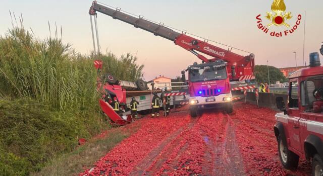 Incidente sull’Aurelia, carico di pomodori sulla carreggiata