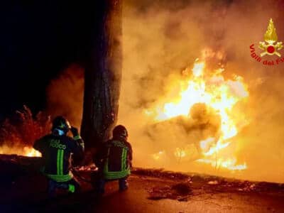 Tragedia nella notte, muore bruciato nella sua auto