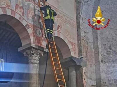 Fulmine sul tetto, in fiamme l’interno dell’antica basilica