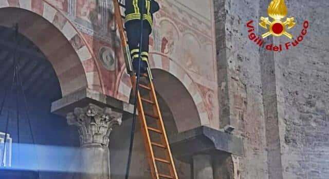 Fulmine sul tetto, in fiamme l’interno dell’antica basilica