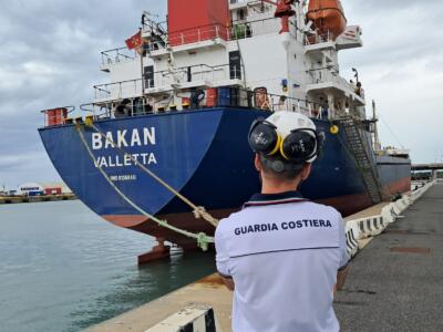 Gravi carenze di sicurezza, Capitaneria blocca nave in porto