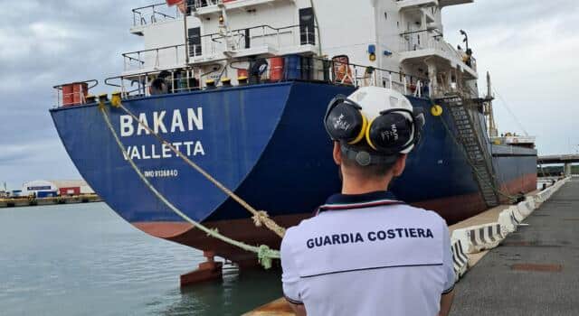 Gravi carenze di sicurezza, Capitaneria blocca nave in porto