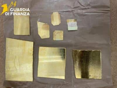 Fermati dalla Finanza: in auto avevano 2 chili e mezzo di oro rubato