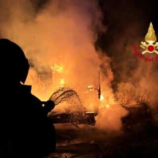 Il camper va in fiamme nella notte
