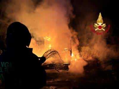 Il camper va in fiamme nella notte